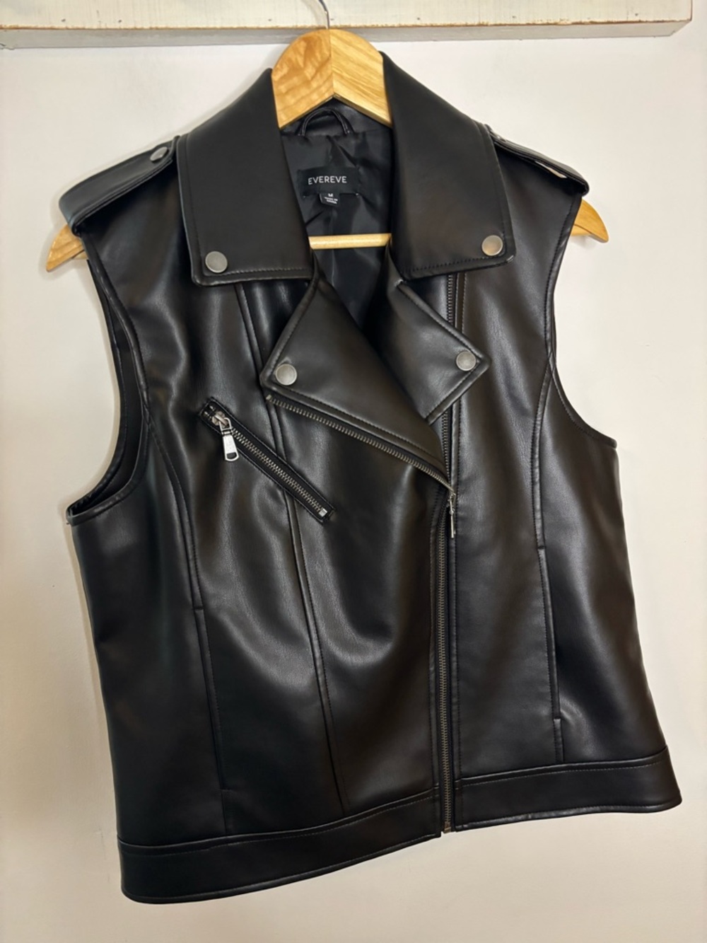 Evereve Black Faux Leather Sleeveless Moto Vest - Picture 6 of 9